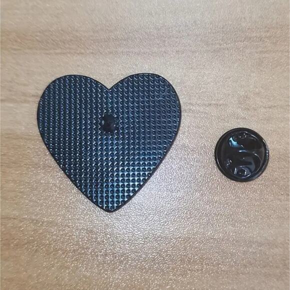 Beetlejuice "It's Showtime" black & white striped heart lapel pin - Picture 3 of 5